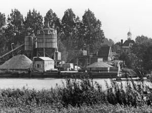 Betoncentrale vanaf de overkant van de rivier